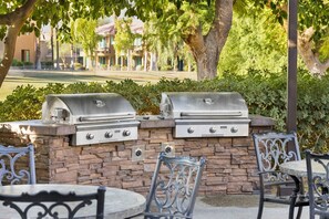 Outdoor dining - Marriot Shadow Ridge Resort Studio Available Sleeps 4 full access (Palm Desert)