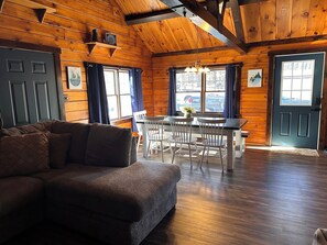 Living area - Gettysburg Cozy Cabin (Gettysburg)