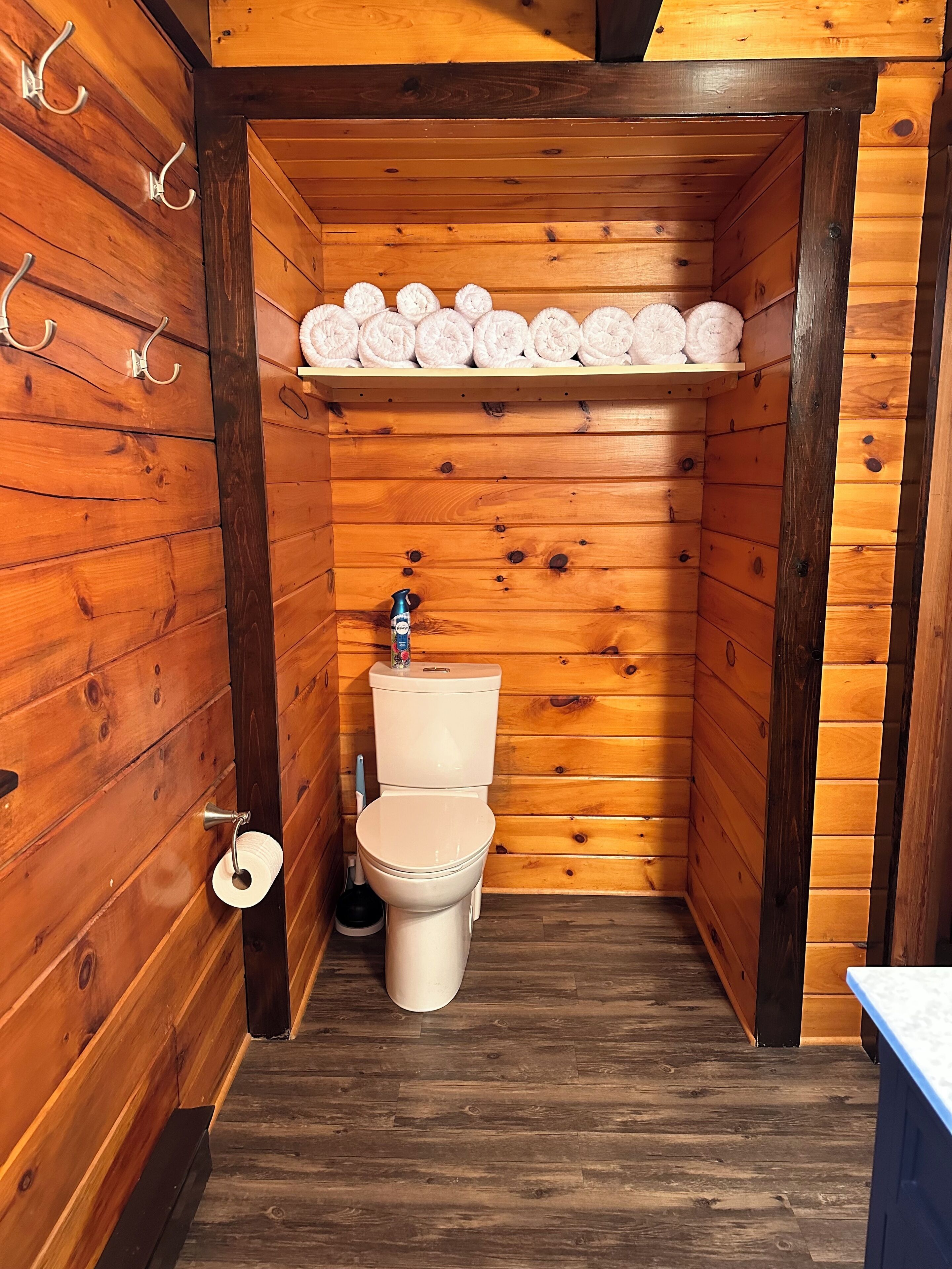 Ducha, secador de pelo, toallas, papel higiénico