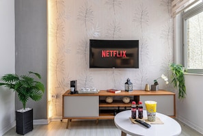 Apartemen Comfort | Area keluarga | Smart TV 43-inci dengan saluran TV kabel