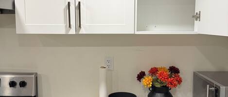 Køleskab, mikrobølgeovn, ovn, kogeplade