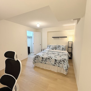 2 habitaciones, escritorio, tabla de planchar con plancha y wifi gratis 