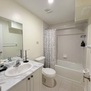 Secadora de cabello, toallas, jabón, shampoo 