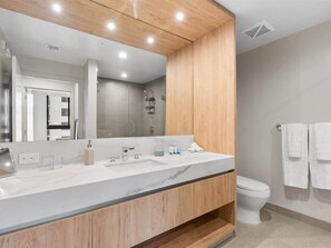 Shower, hair dryer, towels, shampoo - Worldcenter 1BR | Walk to FIFA Fan Fest (Miami)
