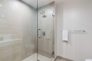Shower, hair dryer, towels, shampoo - Luxe Condo 1BR | FIFA Fan Fest | Free parking (Miami)