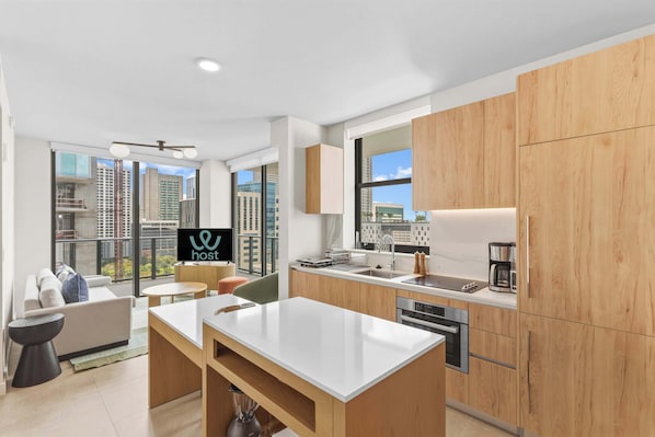 Réfrigérateur, four à micro-ondes, un four, surface de cuisson