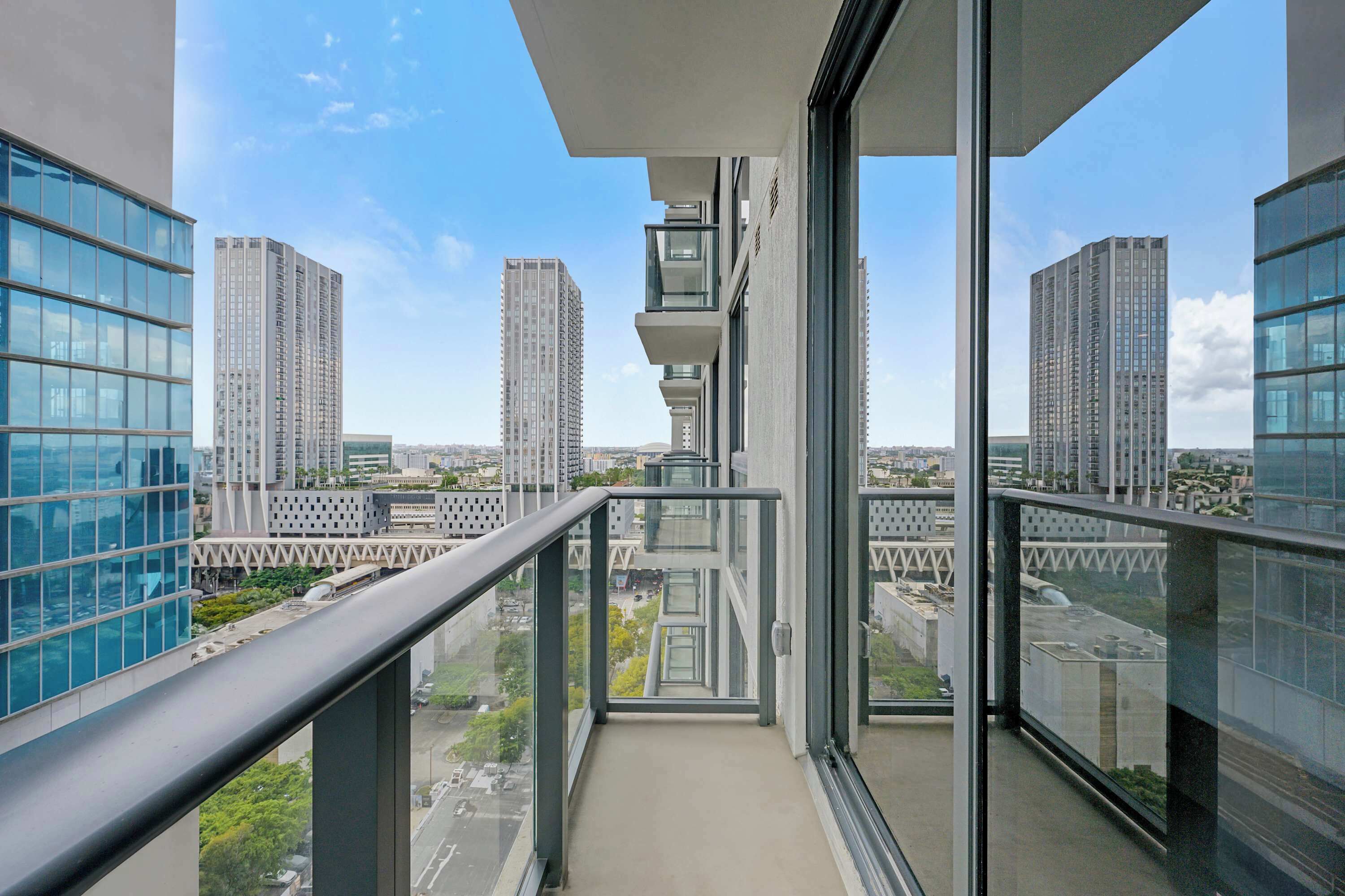 Ein Hochhaus mit einem Balkon und Blick auf die Stadtlandschaft.