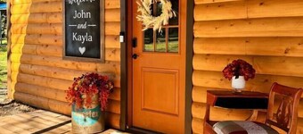 The 1890 House @ Boone Docks- Log Cabin Getaway