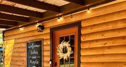The 1890 House @ Boone Docks- Log Cabin Getaway