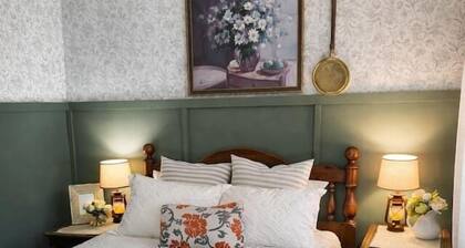 The 1890 House @ Boone Docks- Log Cabin Getaway