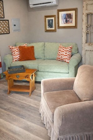 Smart TV, fireplace - The 1890 House @ Boone Docks- Log Cabin Getaway (Stillwater)