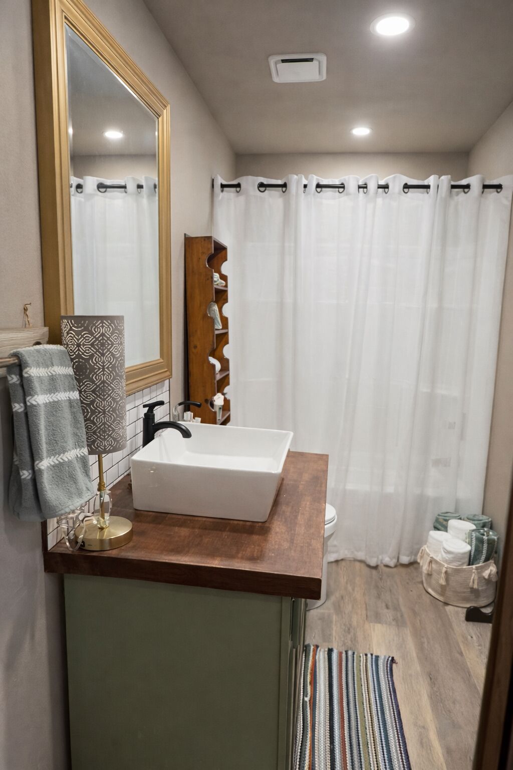 Assecador de cabells, tovalloles i paper higiènic 