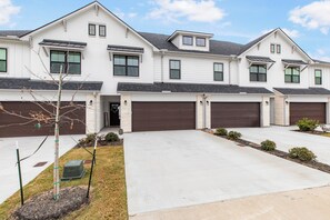Exterior - Modern 4BR Ensuite Townhome Near Texas A&M (College Station)