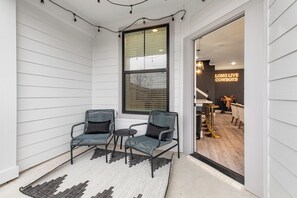 Terrace/patio - Modern 4BR Ensuite Townhome Near Texas A&M (College Station)