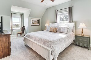 3 bedrooms, desk, iron/ironing board, travel cot - Summerville Historic Bungalow w/ Hot Tub (Augusta)