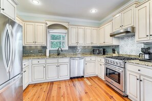 Fridge, microwave, stovetop, dishwasher - Summerville Historic Bungalow w/ Hot Tub (Augusta)