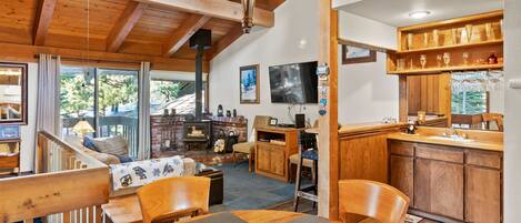 TV, peis, DVD-spiller og kontorer