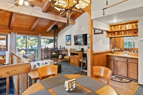 Televisión, chimenea, reproductor de DVD y oficina 