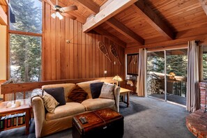 Televisión, chimenea, reproductor de DVD y oficina 