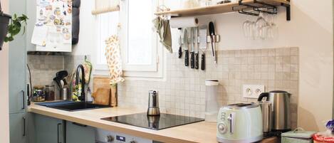 Fridge, oven, dishwasher, coffee/tea maker