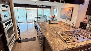 Réfrigérateur, four à micro-ondes, un four, surface de cuisson