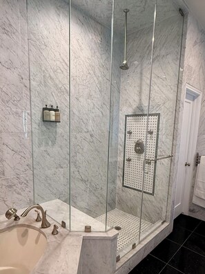 Shower, hair dryer, bidet, towels - Ultimate Sports Resort on Lake Conroe (Montgomery)