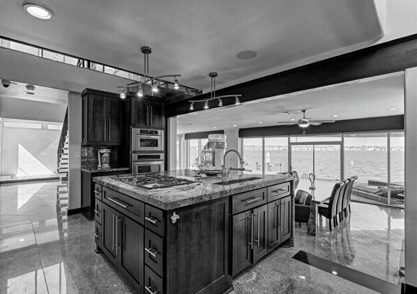 Fridge, microwave, oven, stovetop - Ultimate Sports Resort on Lake Conroe (Montgomery)