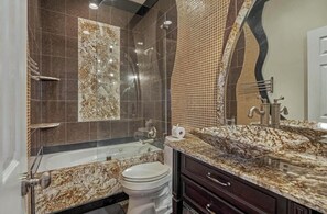 Shower, jetted bath, hair dryer, bidet - Ultimate Sports Resort on Lake Conroe (Montgomery)
