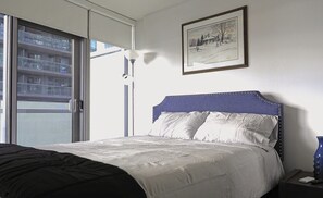 3 bedrooms, desk, iron/ironing board, free WiFi - Central Toronto 3BR suite w/Parking, Pool, Gym (Toronto)