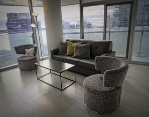 Smart TV - Central Toronto 3BR suite w/Parking, Pool, Gym (Toronto)