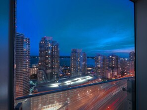 Property grounds - Central Toronto 3BR suite w/Parking, Pool, Gym (Toronto)