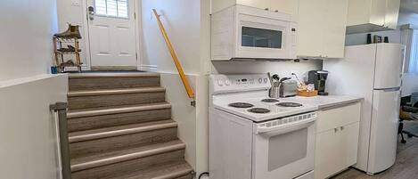 ثلاجة، ميكروويف، فرن، موقد طهي مسطح