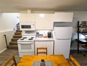 Een koelkast, een magnetron, een oven, een kookplaat