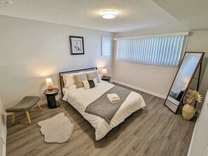 Een bureau, een strijkplank/strijkijzer, reisbedje, wifi