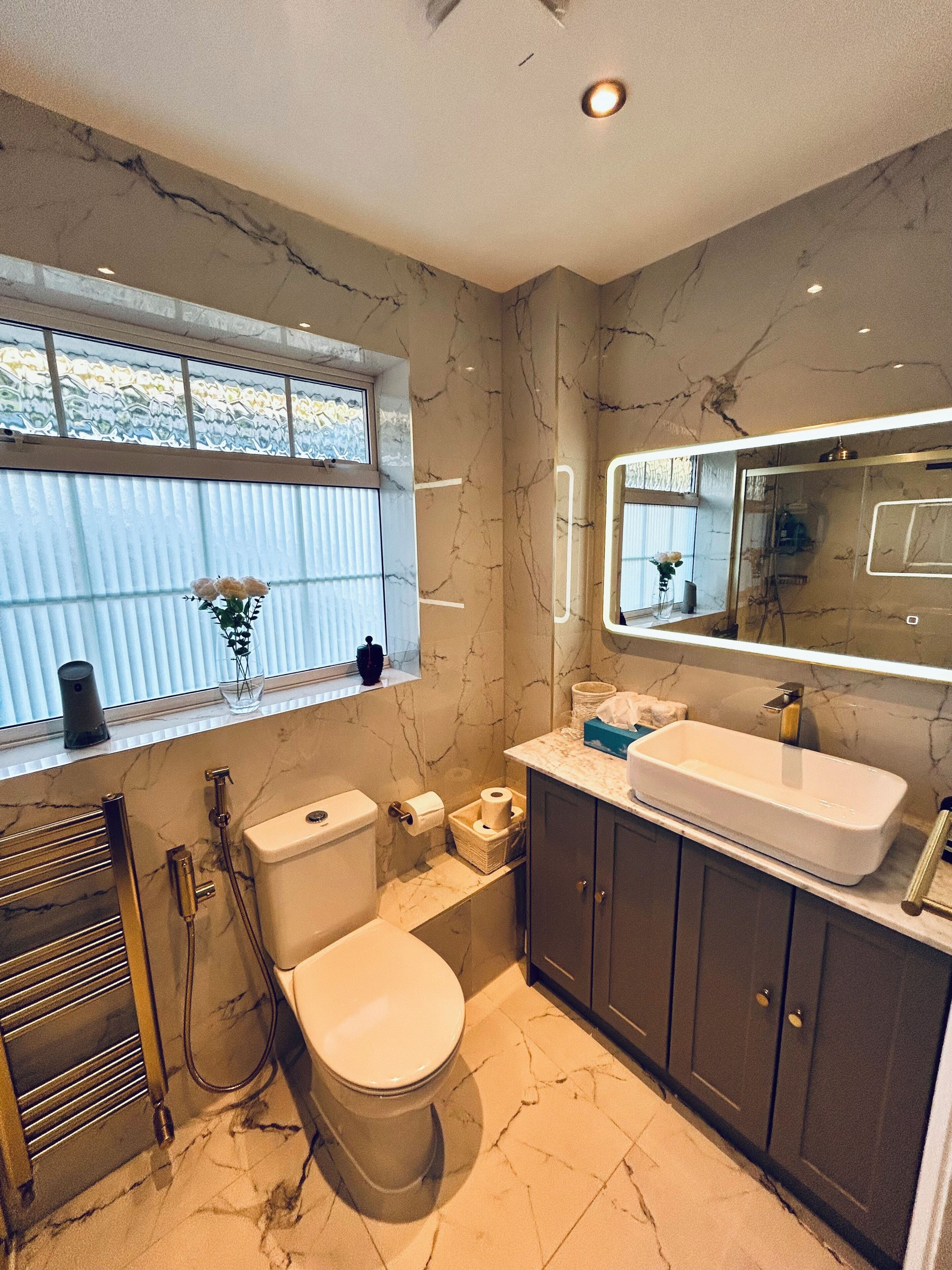 Dutxa, assecador de cabells, bidet i tovalloles 