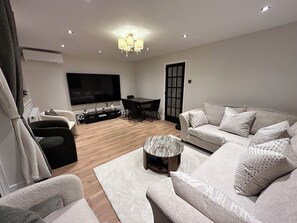 Smart TV, video games, music library, stereo - Entire House 5 Min to Legoland & Windsor Castle - free parking and EV charging (Windsor)