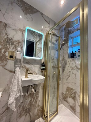 Douche, sèche-cheveux, bidet, serviettes fournies