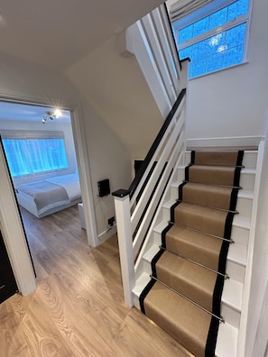 3 bedrooms, desk, iron/ironing board, free WiFi - Entire House 5 Min to Legoland & Windsor Castle - free parking and EV charging (Windsor)