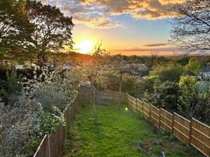 Property grounds - Entire House 5 Min to Legoland & Windsor Castle - free parking and EV charging (Windsor)