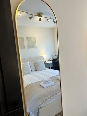3 bedrooms, desk, iron/ironing board, free WiFi - Entire House 5 Min to Legoland & Windsor Castle - free parking and EV charging (Windsor)
