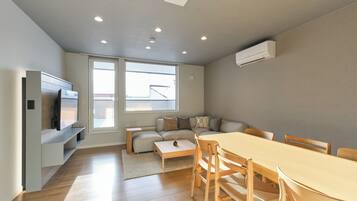 Comfort Condo, 2 Bedrooms, Non Smoking | In-room dining