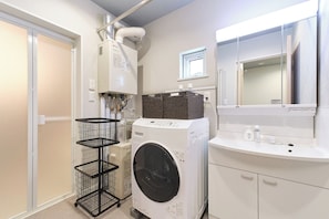 Separate bathtub and shower, hair dryer, slippers, towels - Higashikawa Hinna (Higashikawa)