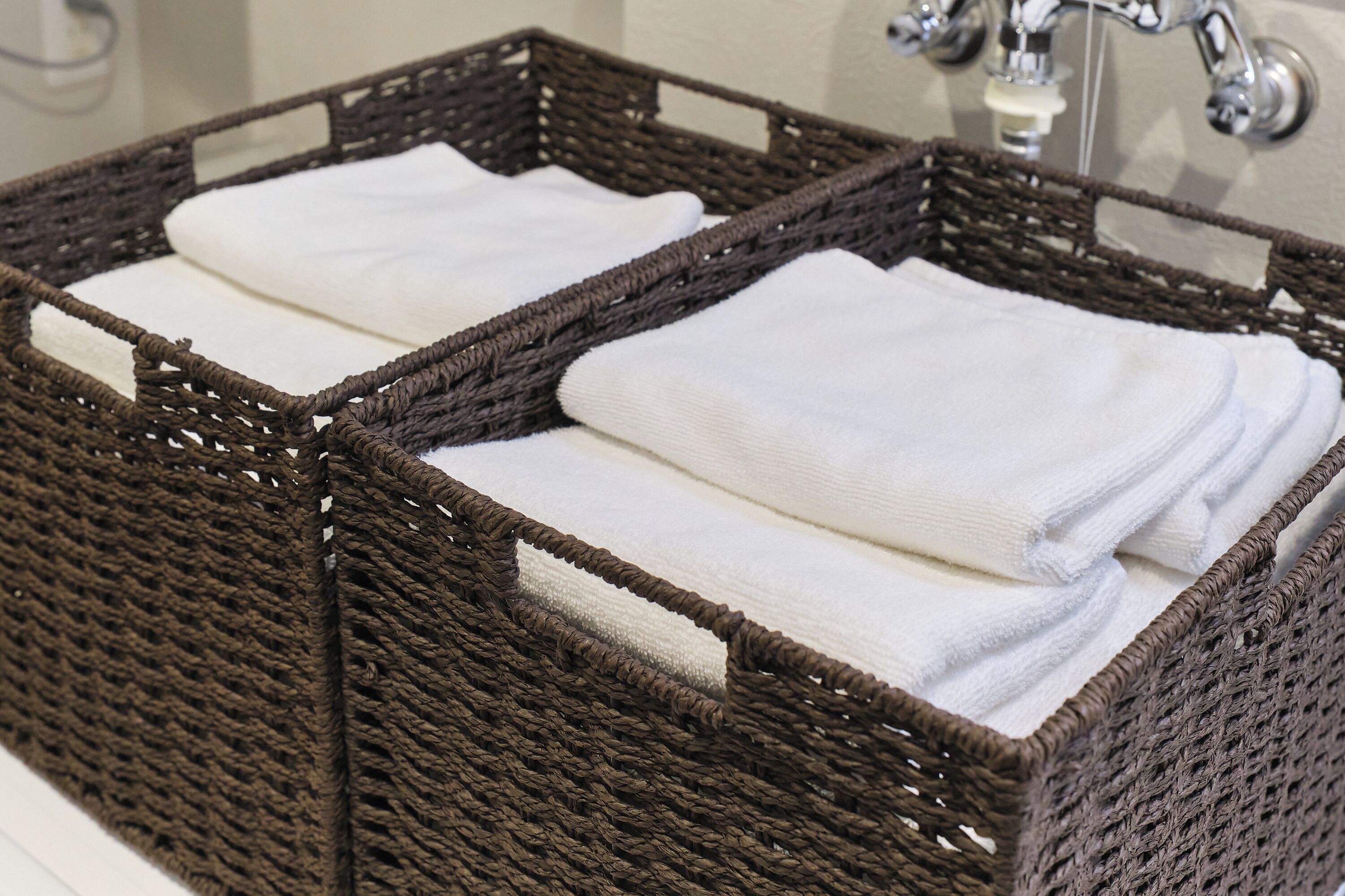 Bañera y ducha independientes, secador de pelo, pantuflas, bidet