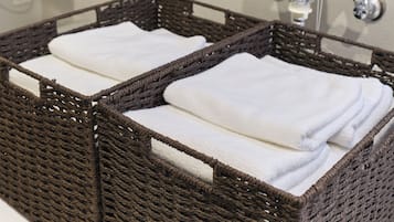 Bañera y ducha independientes, secador de pelo, pantuflas, bidet