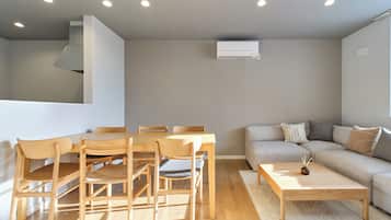Comfort Condo, 2 Bedrooms, Non Smoking | In-room dining
