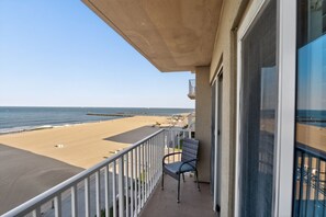 Ein Balkon mit Blick auf Strand und Meer.