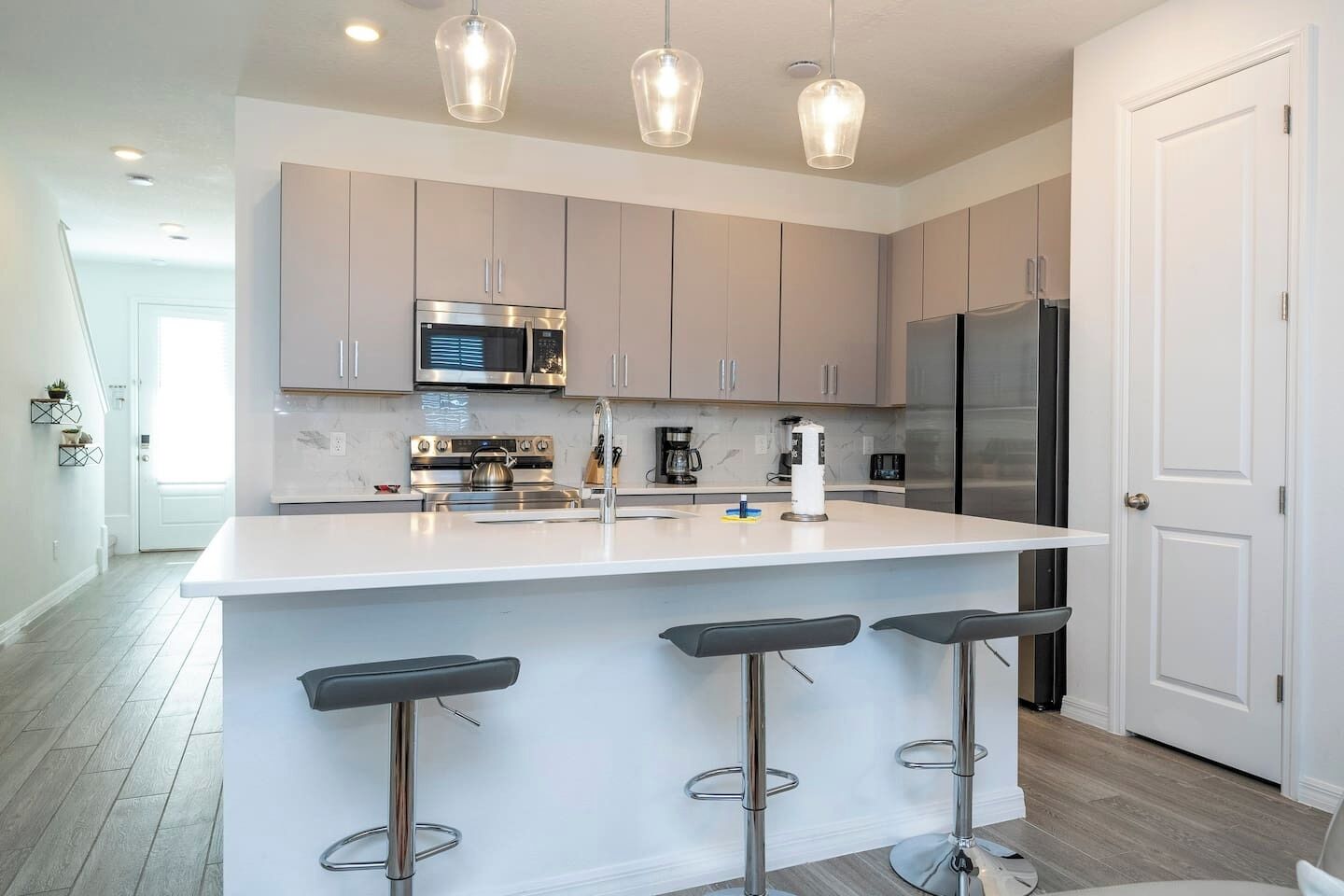 Frigorifero, microonde, forno, piano cottura