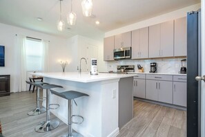 Fridge, microwave, oven, stovetop - Cozy 3Bd Townhouse at The Enclave Resort (Davenport)