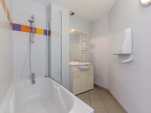 Apartment | Bathroom - Stay Steps From the Atlantic Sands (La Tranche-sur-Mer)
