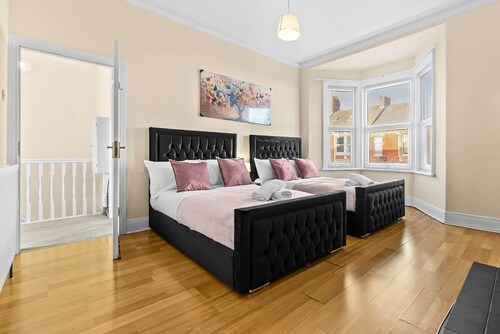 3 Bedroom Home|Sleeps 6 Guest|4 Double Bed|Parking|Newcastle